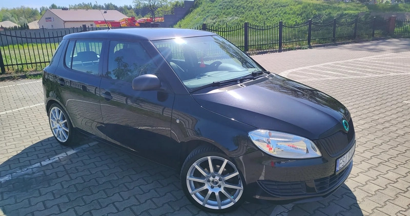 Skoda Fabia cena 16800 przebieg: 162000, rok produkcji 2011 z Sieradz małe 254